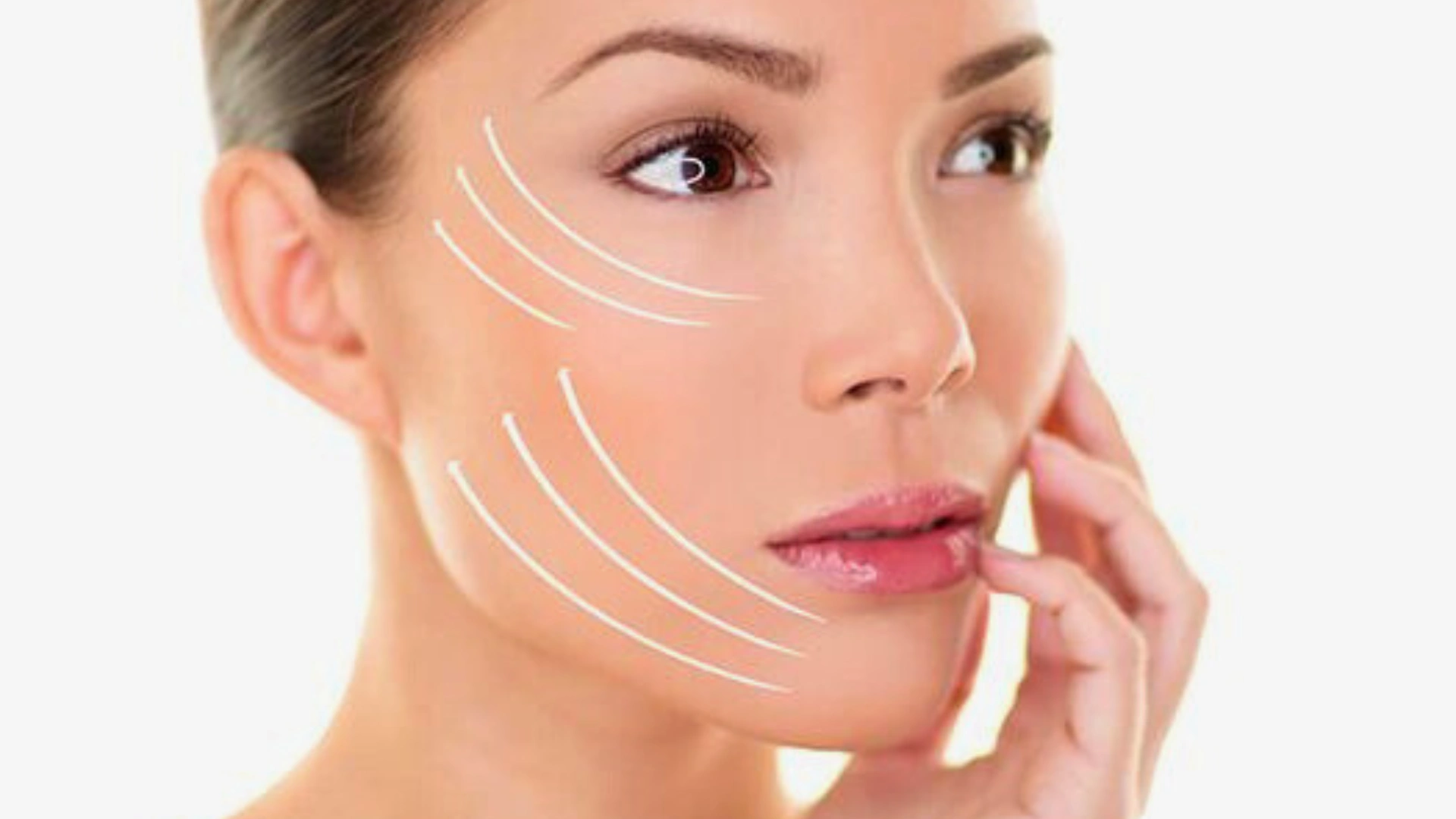 Dr. Sanjay Parashar evaluating a patient’s face for facelift surgery in Dubai